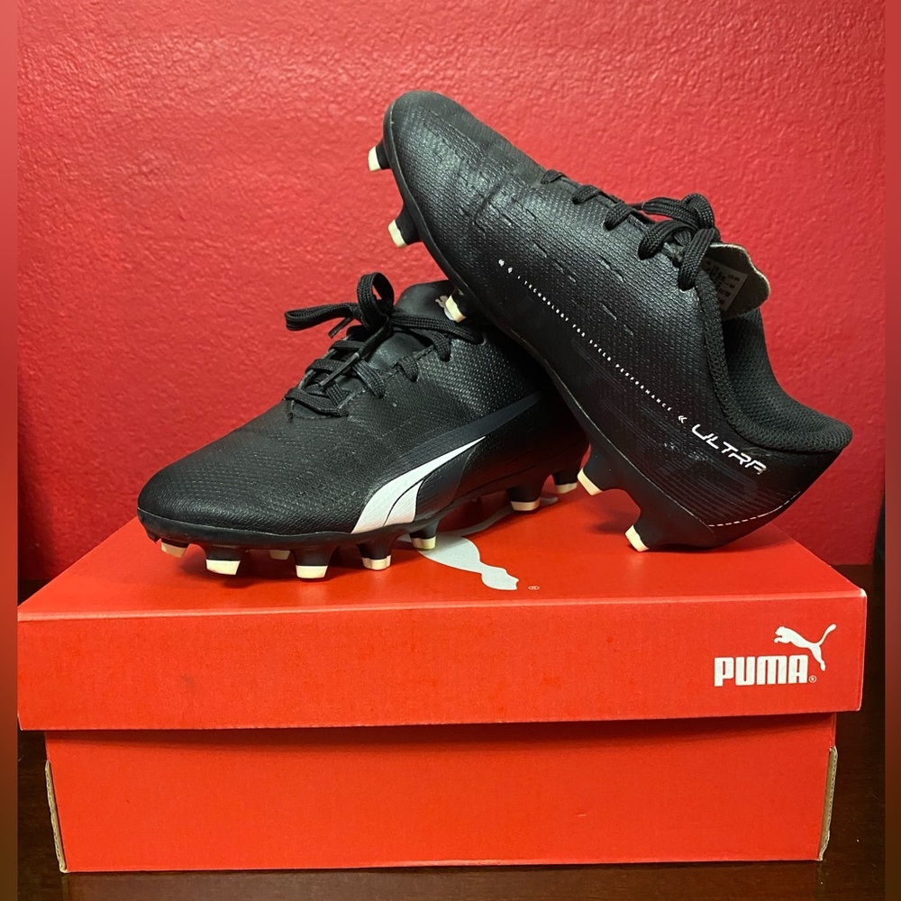 Puma Junior kids ultra play FG/AG black and white soccer cleats size 1